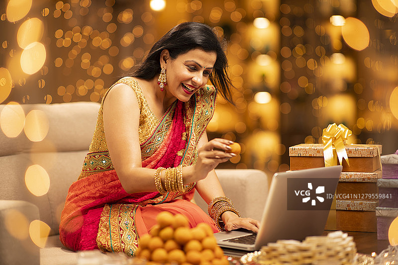 女人在家庆祝排灯节图片素材