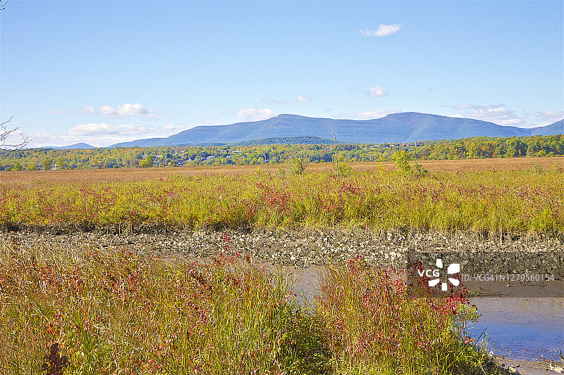秋季提沃利远山河口图片素材
