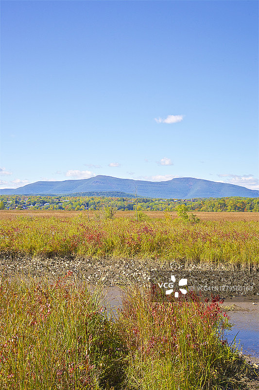 秋季提沃利远山河口图片素材