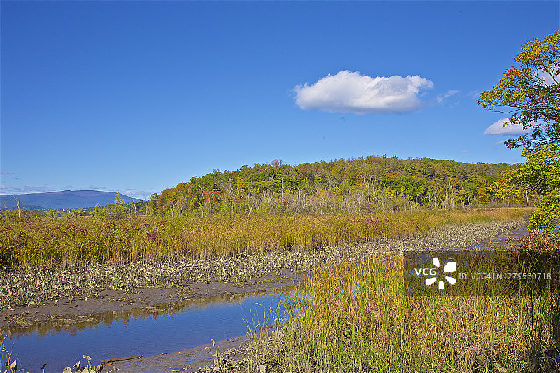 秋季提沃利远山河口图片素材