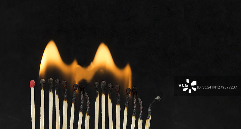 木棍、火焰和多米诺骨牌效应图片素材