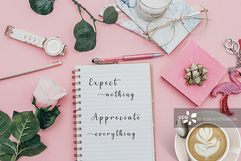 带有螺旋笔记本和励志语录的女性工作区图片素材