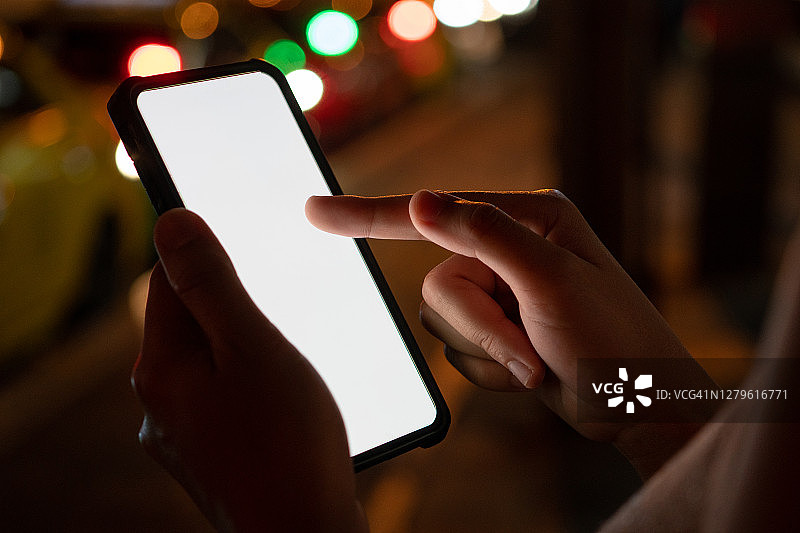 亚洲女人使用Uber应用叫车手机屏幕特写图片素材