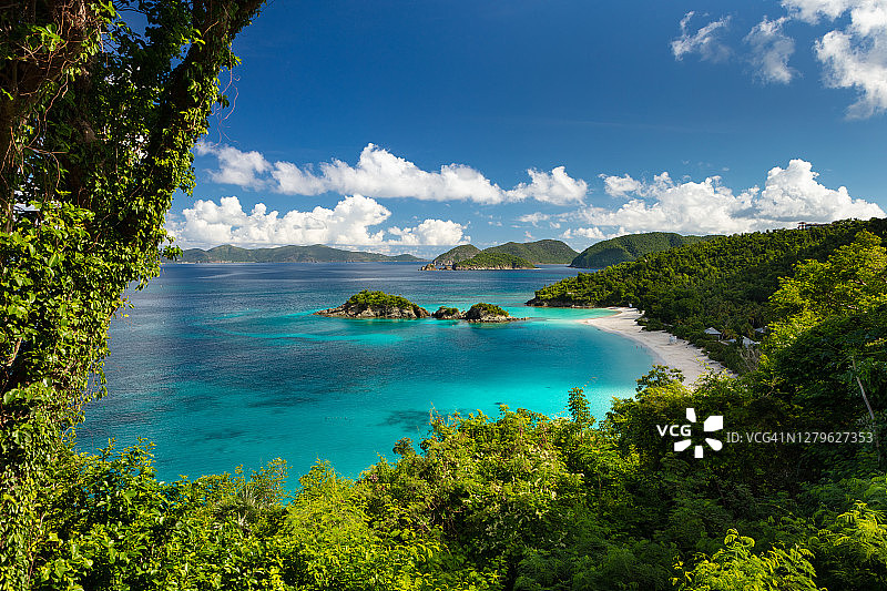 圣约翰岛特朗克湾海滩的瞭望台图片素材