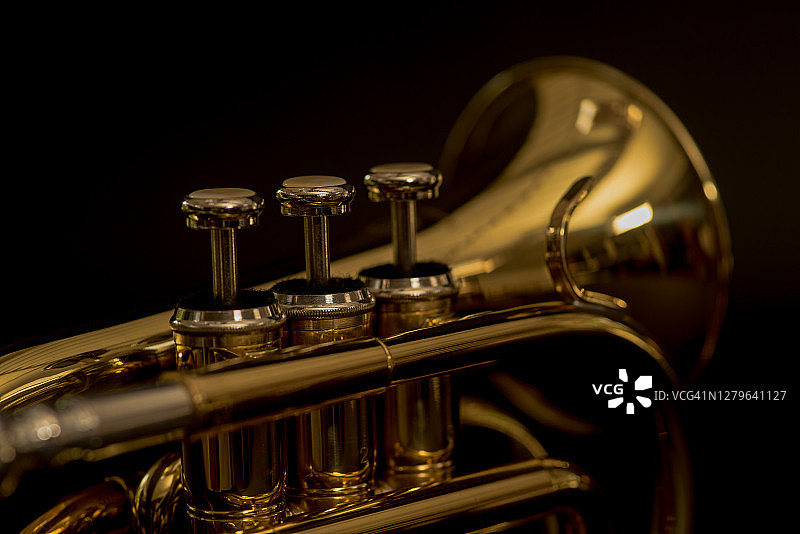 黑色背景下隔离的古典短号乐器图片素材