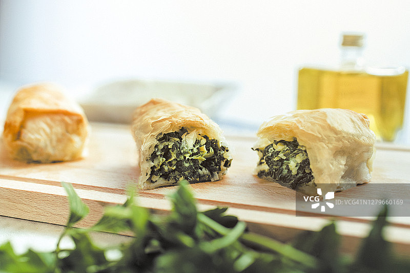 木制托盘上的菠菜派图片素材