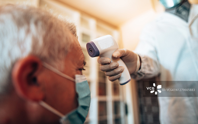 用红外线温度计测量体温图片素材