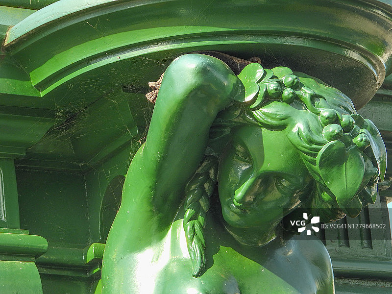 狩猎女神戴安娜喷泉底座的美人鱼图片素材