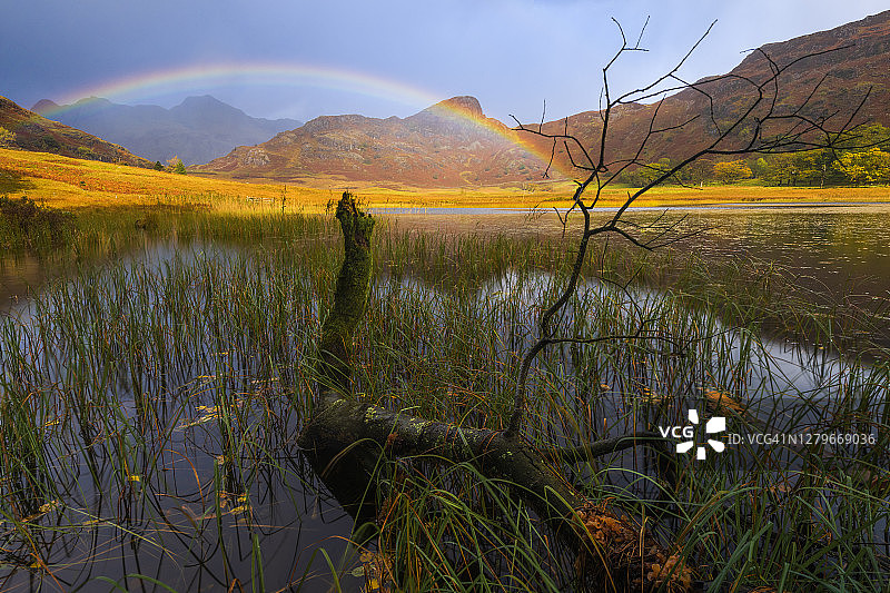 英国布莱阿潭的湖区山脉上的秋季彩虹图片素材
