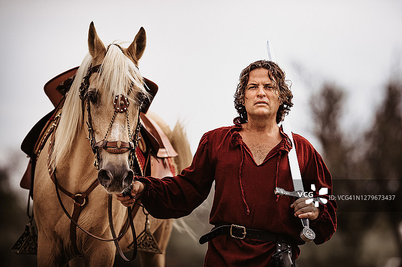 中世纪侍从与帕洛米诺种马持剑图片素材