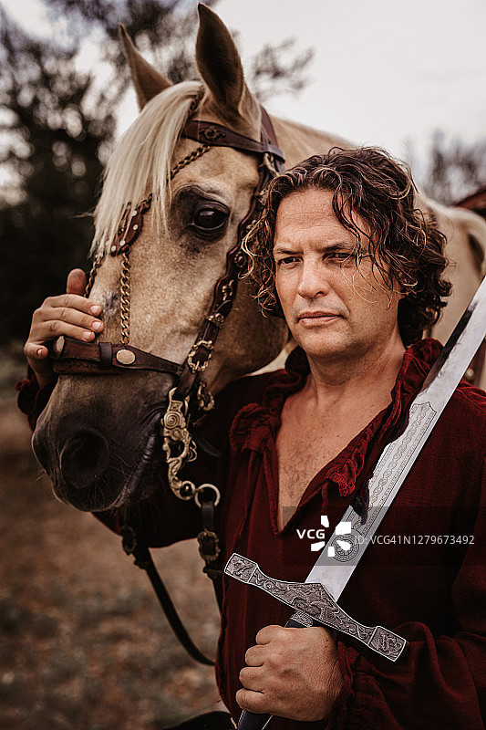 中世纪侍从和帕洛米诺种马的肖像图片素材