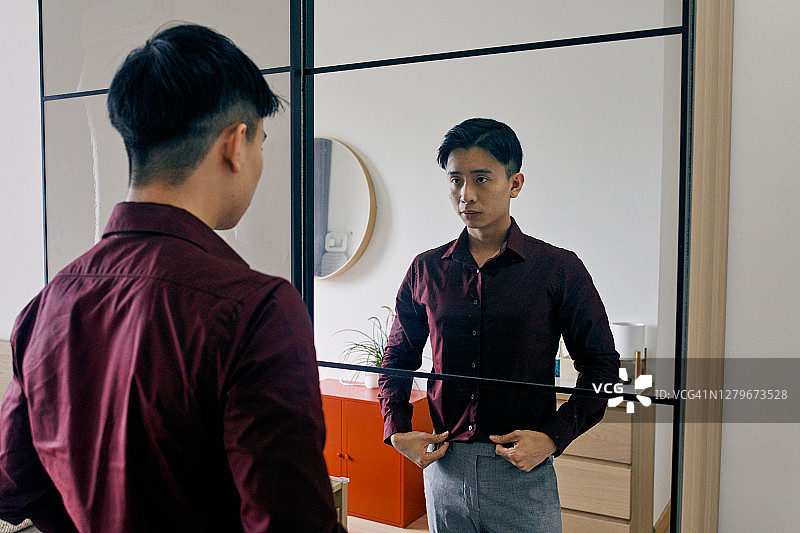 准备上班的年轻英俊的中国男人图片素材