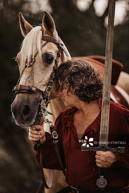 中世纪侍从与他的种马的画像图片素材