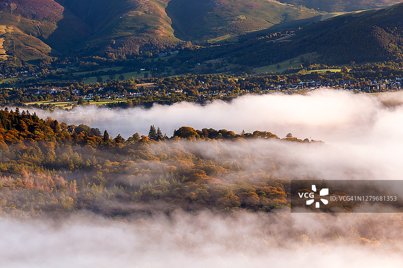 雾蒙蒙的英格兰坎布里亚郡凯西克湖区图片素材