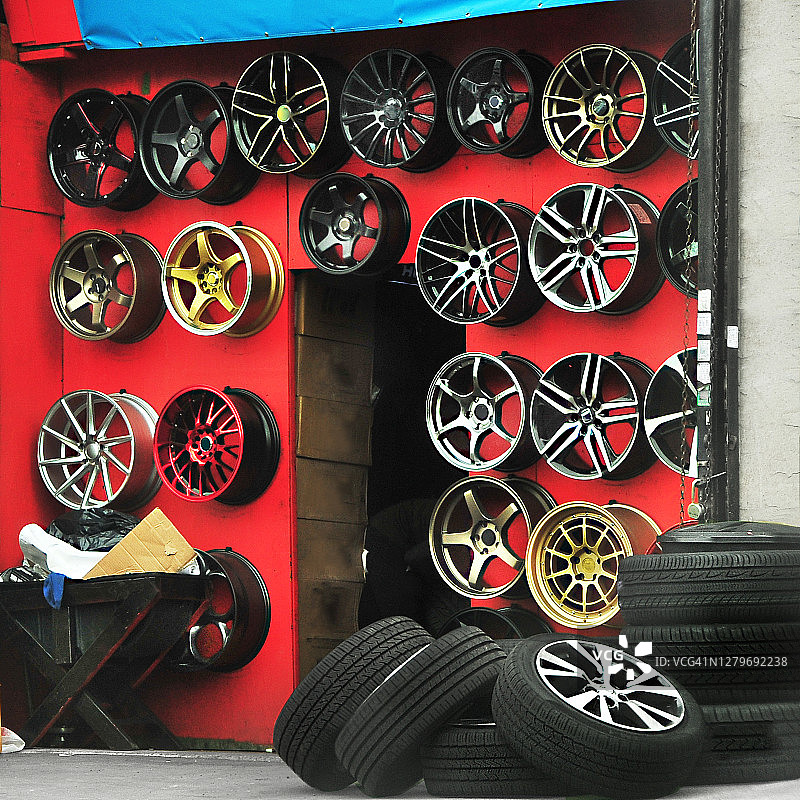 车库里的汽车轮辋图片素材