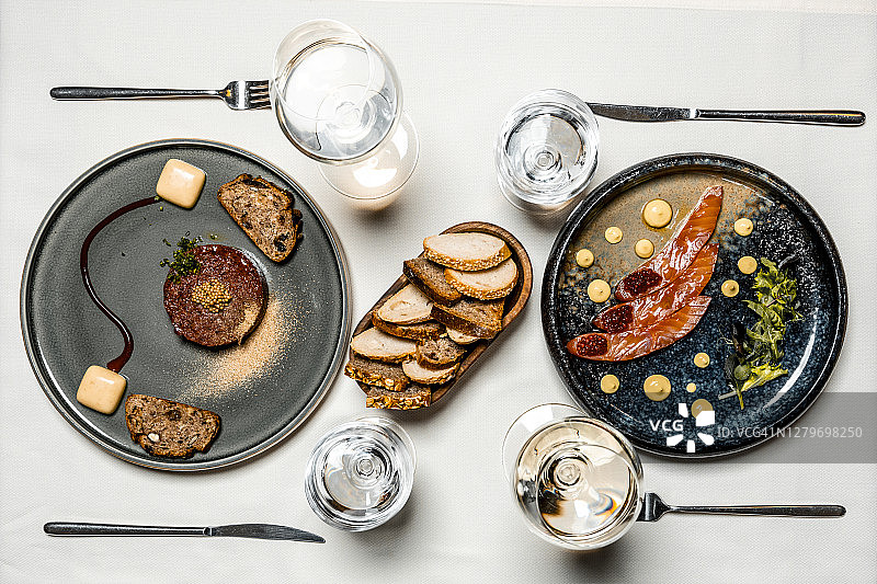 高级餐厅中完美摆放的餐桌图片素材