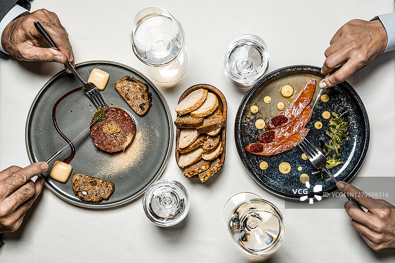 从上方俯视豪华餐厅中的精致餐点图片素材