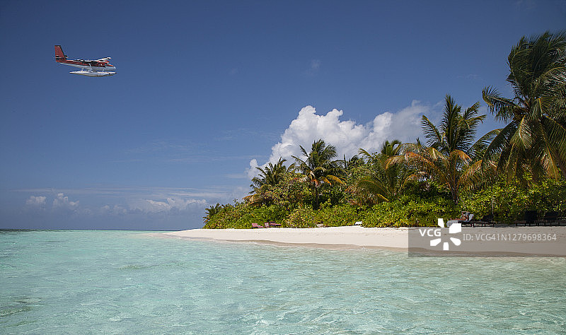 水上飞机飞越热带岛屿图片素材