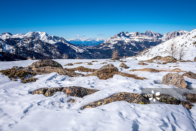 意大利多洛米蒂山滑雪区的阳光冬季景观图片素材