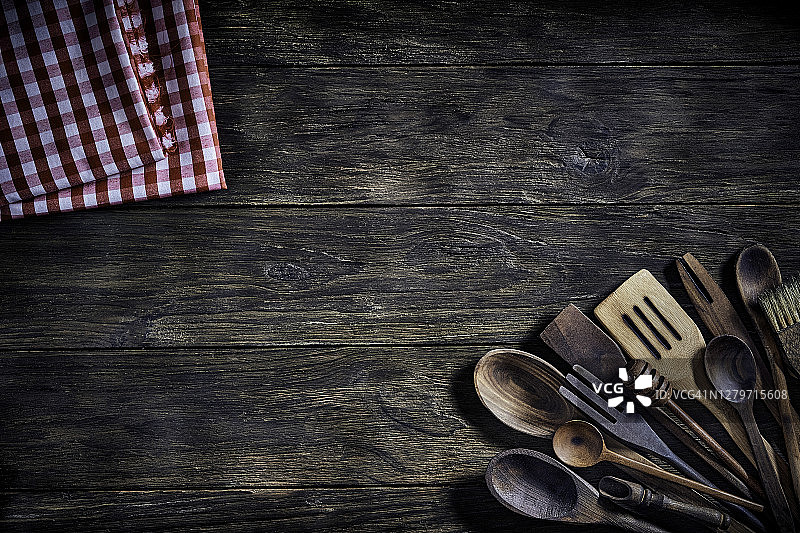 乡村风格桌面上带复制空间的木制厨房用具俯视图图片素材