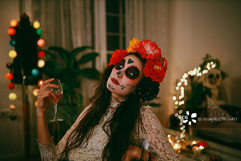 亡灵节封锁期间的葡萄酒庆祝活动图片素材