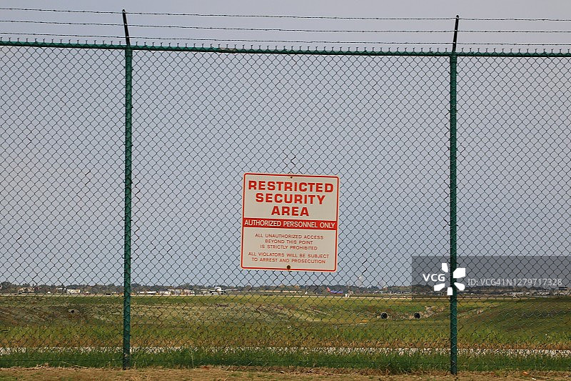 机场安全围栏及标志图片素材