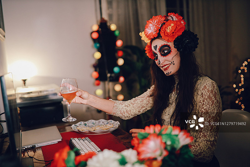 疫情封锁期间独自在家庆祝亡灵节的女人图片素材