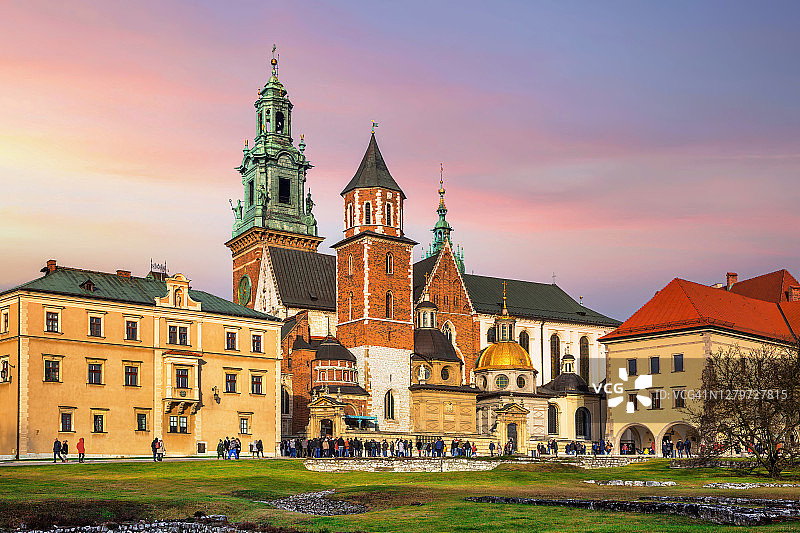 日落下的瓦维尔主教座堂、钟楼和齐格蒙特礼拜堂，克拉科夫，波兰图片素材