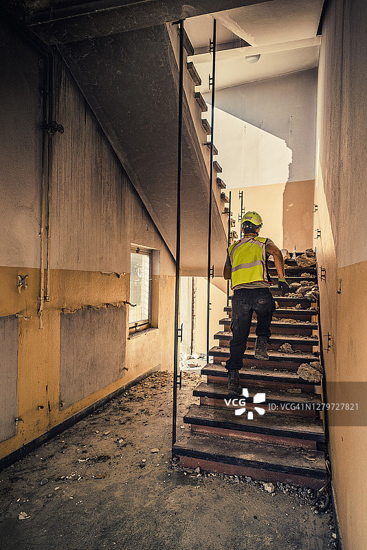 救援人员在建筑物废墟中搜寻图片素材