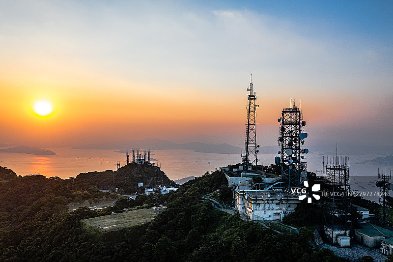 日落时分中国香港太平山顶的无线电站图片素材