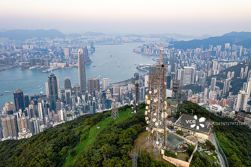 日落时分中国香港太平山顶的无线电站图片素材