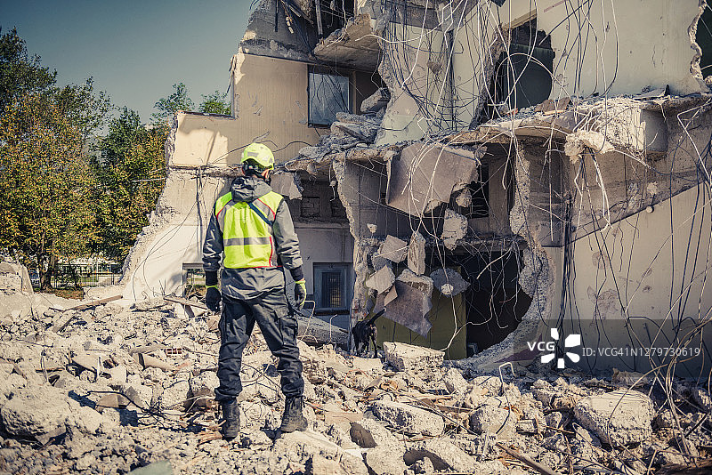 救援人员与搜救犬的搜索图片素材