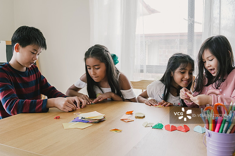 一起制作折纸的各民族儿童图片素材