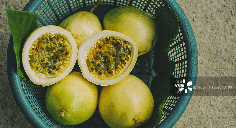 篮子里百香果和叶子的俯视图图片素材