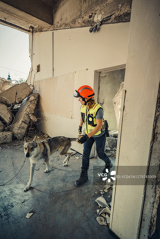 救援人员与搜救犬的搜索图片素材