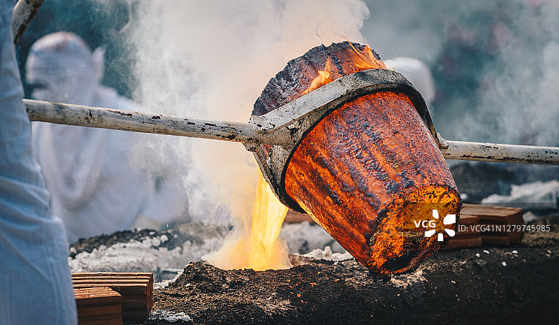 铁匠浇铸熔化黄金特写图片素材