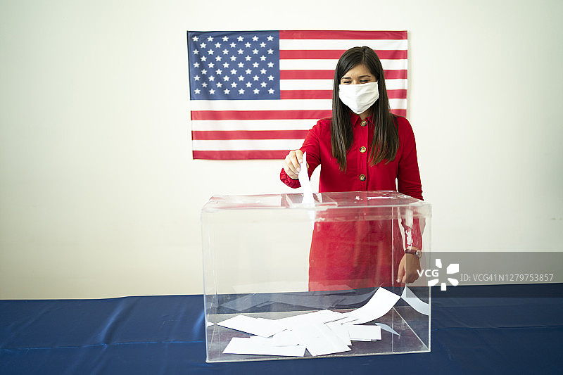 年轻女人投票图片素材