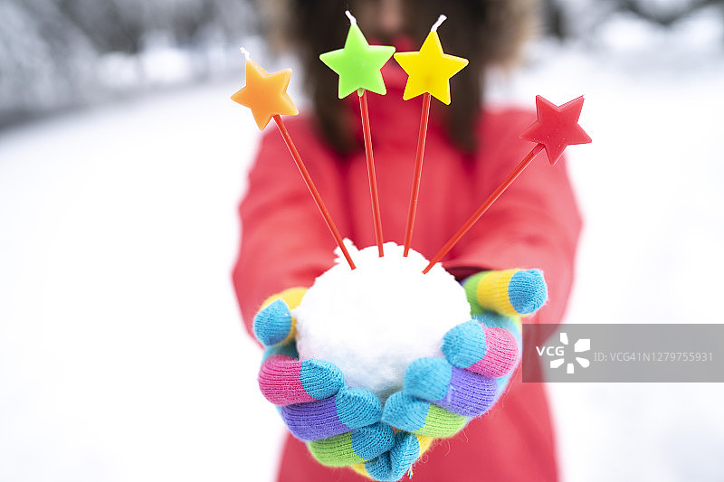 女人手捧雪球图片素材