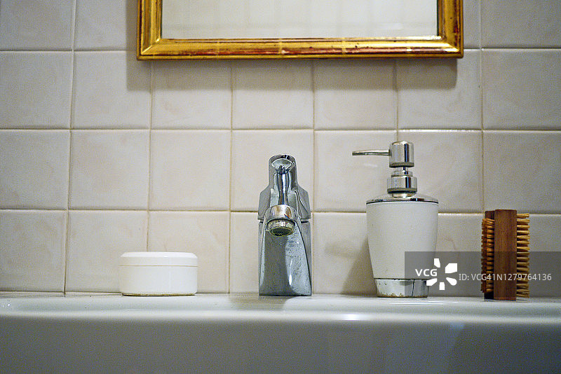 带刷子和消毒剂的洗脸盆图片素材