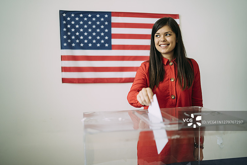 年轻女人投票图片素材