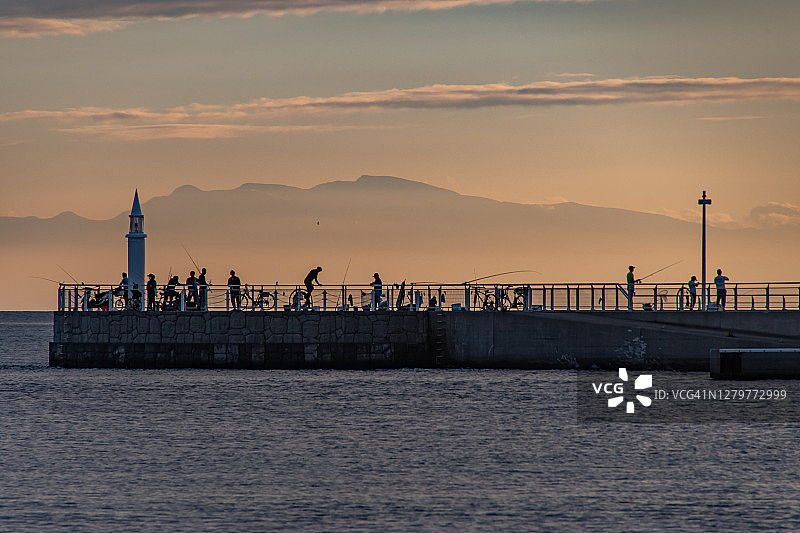 日本神奈川县的日落海滩图片素材