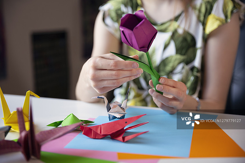 用彩色纸制作折纸的少女图片素材