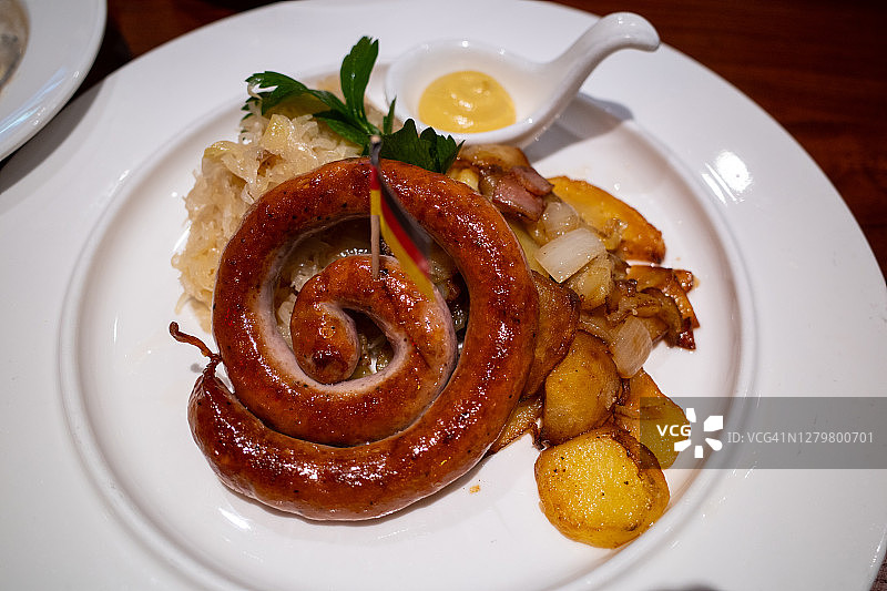 晚餐时供应的烤德国奶酪香肠图片素材