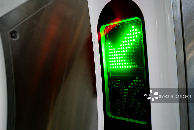 入口和出口处的绿色交通灯图片素材