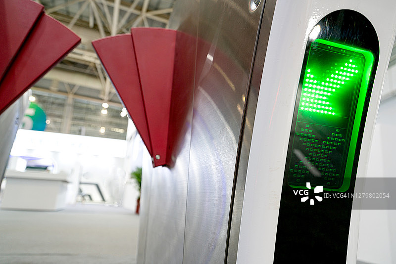 自动入口门和绿色交通箭头符号图片素材