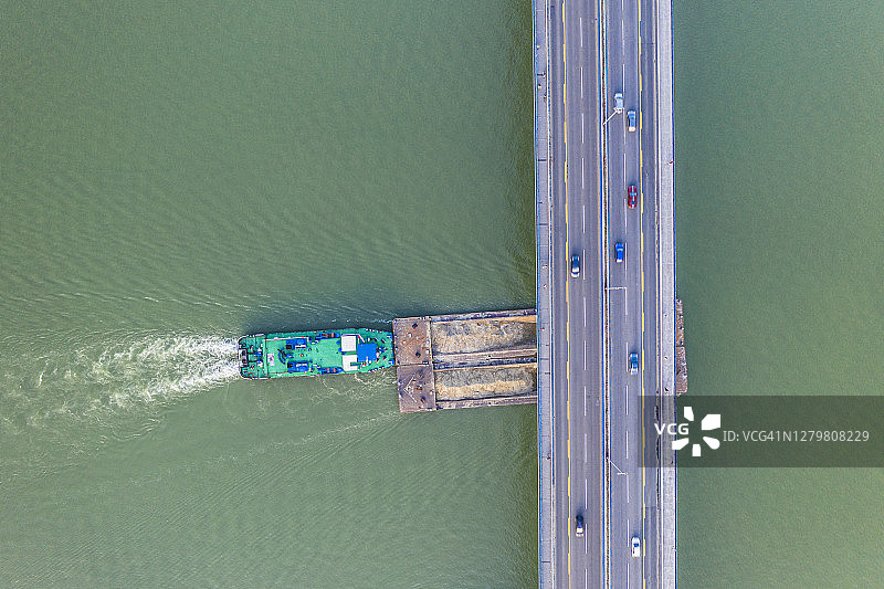 桥下河上的顶推船图片素材