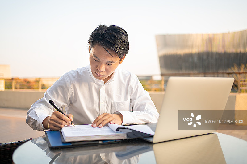 年轻男人在处理文书工作图片素材