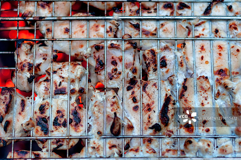 烤架上煎炸的肉块特写图片素材