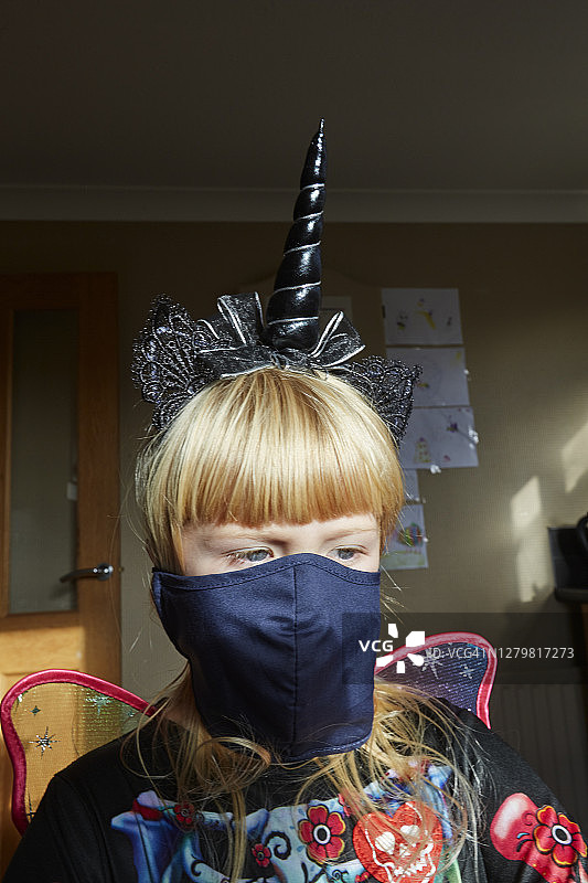 疫情期间万圣节主题口罩女孩肖像图片素材