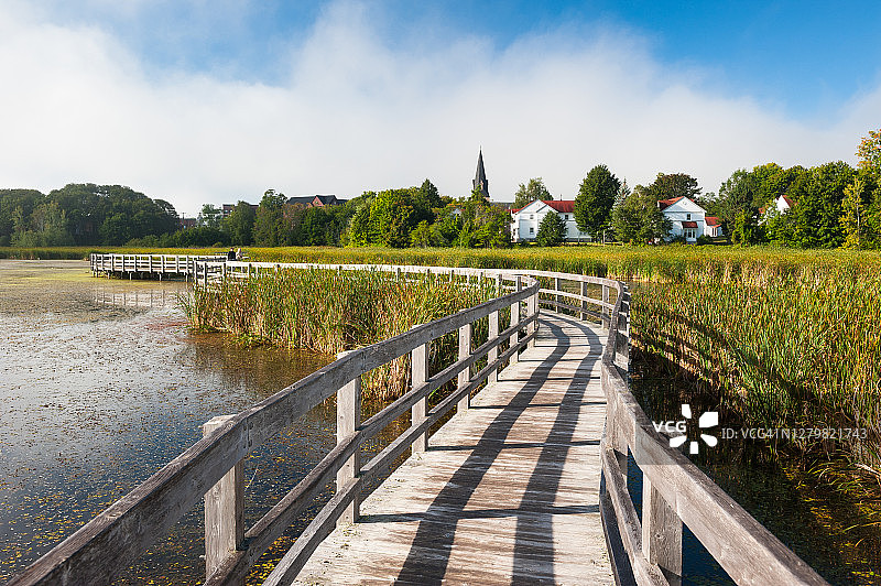 加拿大新不伦瑞克省萨克维尔市萨克维尔水禽公园木板路上的美丽早晨，芬迪湾的晨雾开始消散图片素材